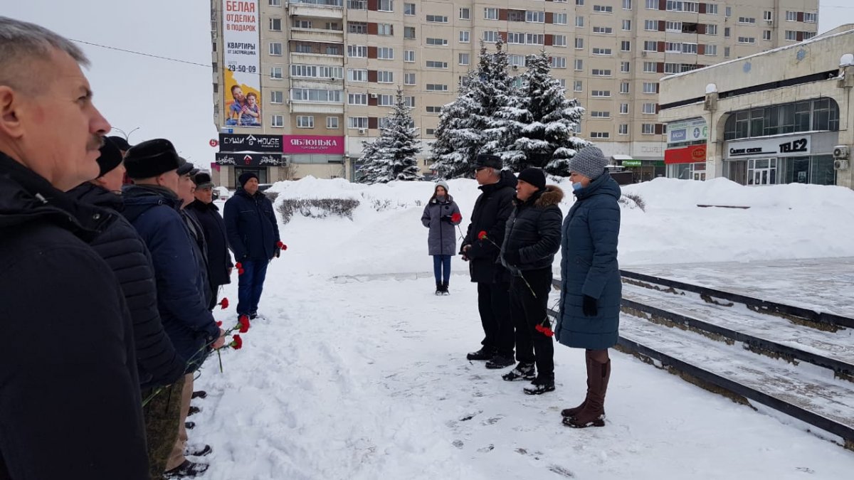 Возложение цветов к монументу «В ознаменование 50-летия Победы в Великой Отечественной войне», посвящённое Дню воинской славы России – «День разгрома советскими войсками немецко-фашистских войск в Сталинградской битве (1943 год)»