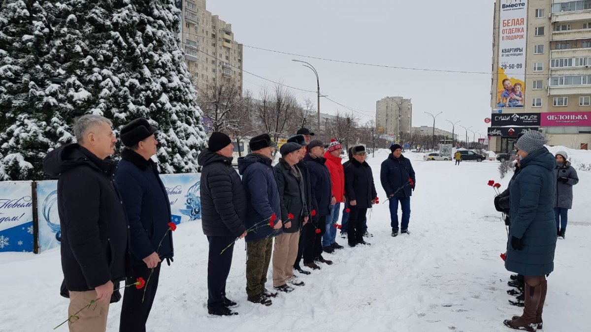 Возложение цветов к монументу «В ознаменование 50-летия Победы в Великой Отечественной войне», посвящённое Дню воинской славы России – «День разгрома советскими войсками немецко-фашистских войск в Сталинградской битве (1943 год)»